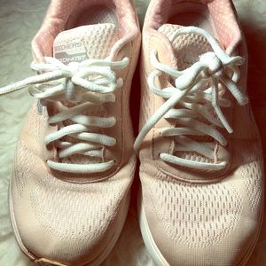 Light pink Skechers sports shoes! Size 6:)